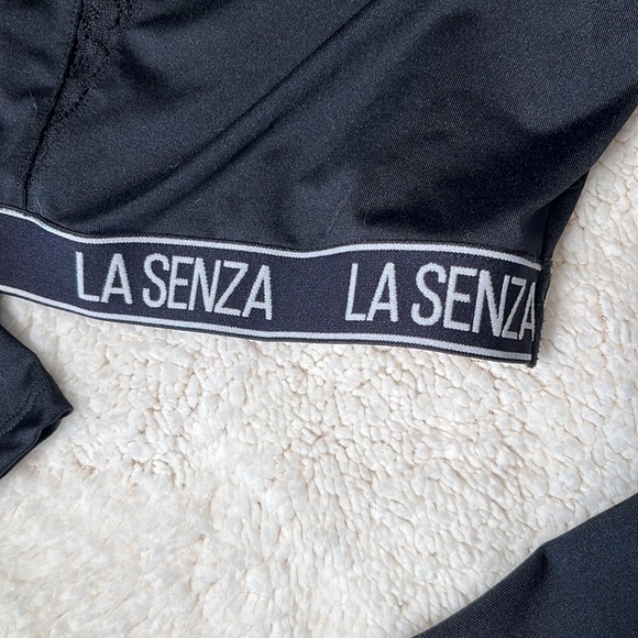 La Senza activewear crop top with lace detail - Picture 2 of 5